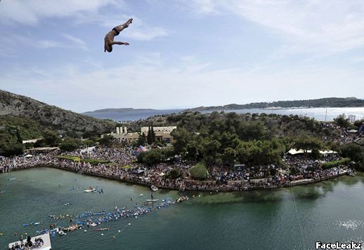 FaceLeakz - Foto para Perenang melompat dari Ketinggian Ekstrim di Cliff Diving World Series, Athena