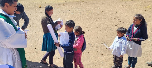 Sehen Sie uns heute Morgen in der Bildungseinheit von Llavisa, wie wir die Schulmaterialien an die Kinder liefern. Die sehr glücklichen Schüler empfingen die Spenden und danken ihnen ganz herzlich. Llavisa Potosi – Bolivien