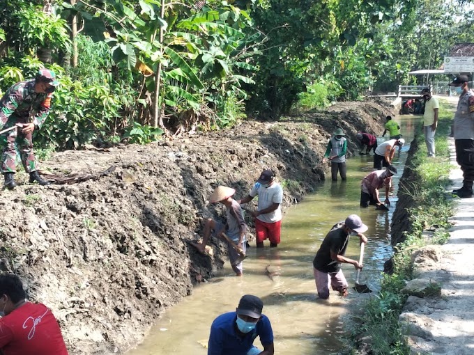 TNI Manunggal Dengan Rakyat, Babinsa Wringinjajar Koramil 12/Mranggen Bantu Kerja Bakti Warga