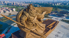 Epica statua di 1.320 tonnellate eretta in Cina