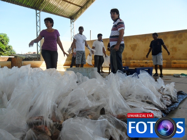 Uzl em Fotos - Notícias - Secretaria de Assistência Social realiza entrega de Peixes as mães de alunos da Escola Tancredo Neves