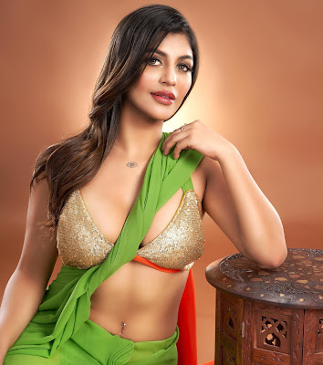 Yashika Aannand looks hot in saree pics