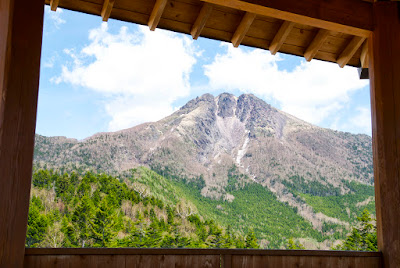 ロックガーデン東屋からの日光白根山