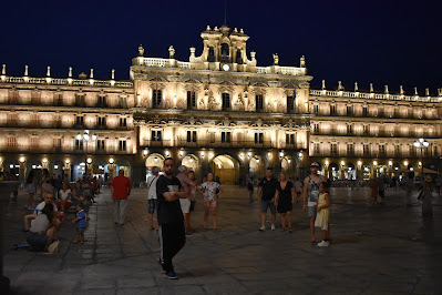 Plaza Mayor de Salamanca  de noite com as arcadas iluminadas, em Castilla e León em Espanha