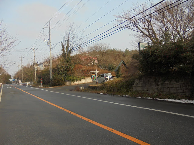 ペンション街山の手通りで振り向くとアリスの丘の看板が見えます