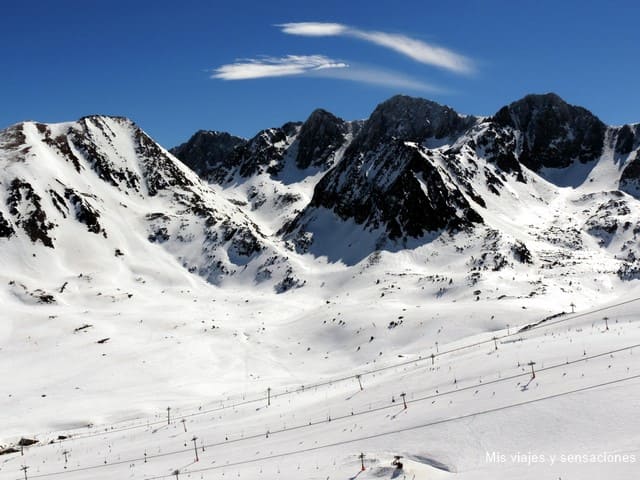 Paraje alpino que rodea el pueblo de Pas de la Casa, Andorra