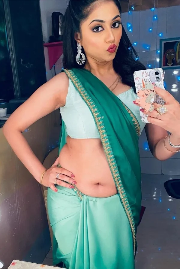 reema worah navel saree selfie hot actress