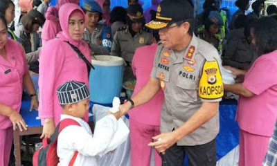 Ambon, Malukupost.com - Kapolda Maluku, Irjen Pol Royke Lumowa didampingi Ketua Pengurus Daerah Bhayangkari Maluku, Ny. Swanly Royke Lumowa turun langsung ke jalanan dan membagikan takjil atau makanan berbuka puasa kepada umat muslim di Kota Ambon. Pembagian takjil berlangsung di Jalan Yos Sudarso, Kecamatan Sirimau, tepatnya di samping Masjid Raya Alfatah Ambon, Provinsi Maluku, Jumat (17/5) sore.