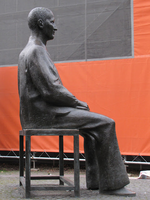 Statue of Bertolt Brecht by Fritz Cremer, Berliner Ensemble, Bertolt-Brecht-Platz, Berlin