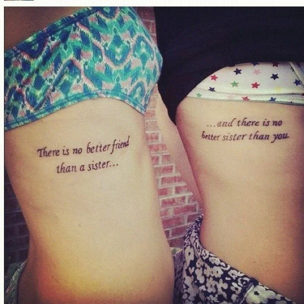 Dos amigas intimas se han tatuado dos frases en las costillas