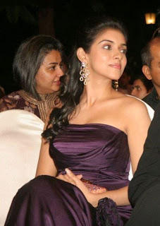 Asin showing boobs