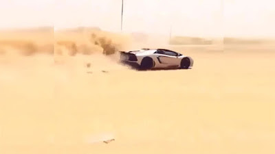 Εν' τω μεταξύ, στο Dubai: Οδηγεί την Lamborghini του στην έρημο (Video)