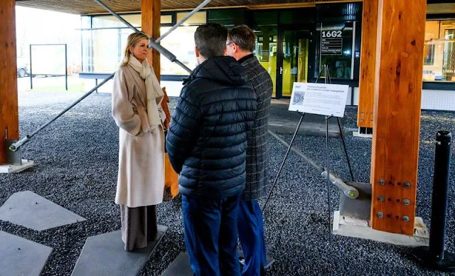 Queen Maxima wore a handmade melange wool coat by Massimo Dutti, and white blouse and wide leg pants by Natan. Susan Gail bag