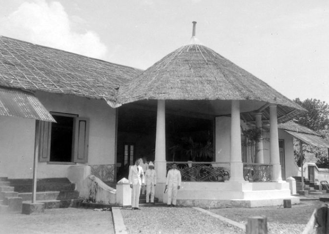 Keraton Sultan Bacan yakni salah satu Wisata Sejarah di  Keraton Sultan Bacan - Wisata Sejarah Pulau Bacan (Halmahera Selatan)