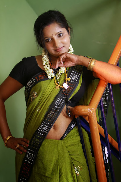 Malayalam Actress Aunty Nave In Saree Below Navel