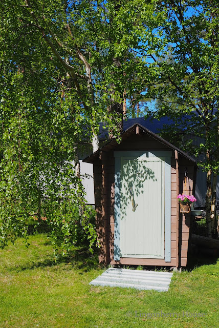 lingonberryhouse, leisure home, mökki, pikkula, kesähotelli helpotus, vessa, toilet, place of easement, summer, kesä