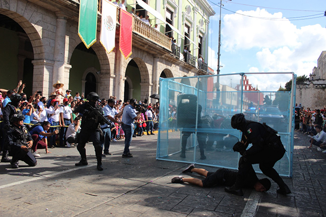 Policía municipal participa en desfile de la Revolución Mexicana