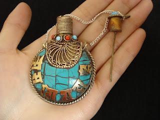 gold and turquoise snuff bottle