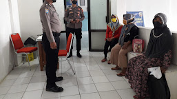 Personil Polsek Kedokanbunder Himbau Para Peserta Vaksin Terapkan Prokes