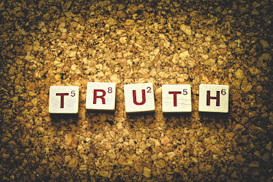 Fichas con letras que forman la palabra "truth"