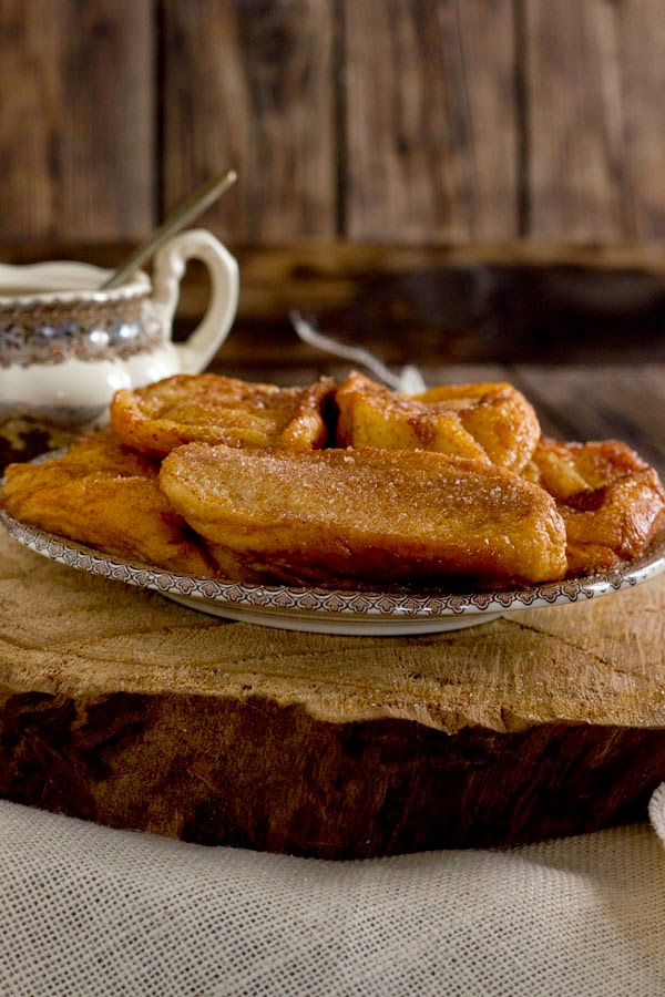 Torrijas tradicionales con azúcar y canela