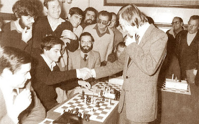 Josep Alió Borràs vence a Kárpov en unas simultáneas de ajedrez en 1981