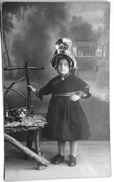 Niña con Traje Típico y Gorra de Montehermoseña sobre 1910.  Celedonio fotógrafo Madrid.