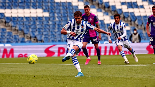 4-0: minuto 34, Januzaj transforma en gol un penalti cometido por Olaza sobre Isak. REAL SOCIEDAD DE FÚTBOL DE SAN SEBASTIÁN 4 REAL VALLADOLID C. F. 1. 16/05/2021. Campeonato de Liga de 1ª División, jornada 37. San Sebastián, Guipúzcoa, estadio Reale Arena, sin público. GOLES: 1-0: 6’, Isak. 2-0: 16’, Isak. 3-0: 28’, David Silva. 4-0: 35’, Januzaj, de penalti. 4-1: 82’, Marcos André.