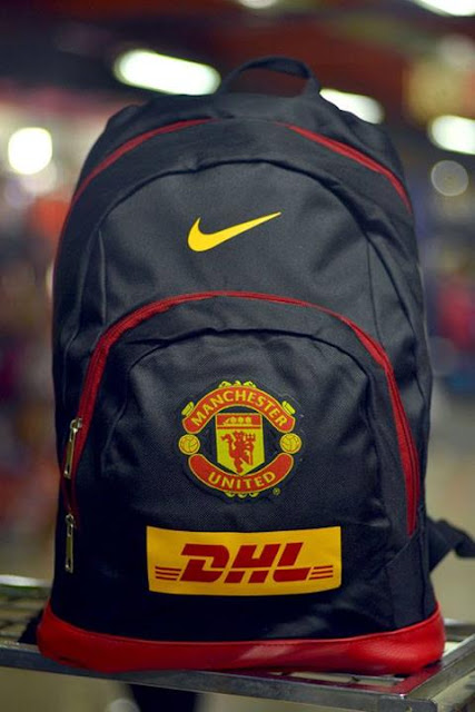 GROSIR TAS MURAH MOTIF SEPAKBOLA - MANCHESTER UNITED DHL HITAM LIST MERAH - BIG MATCH JERSEY - 08562645564