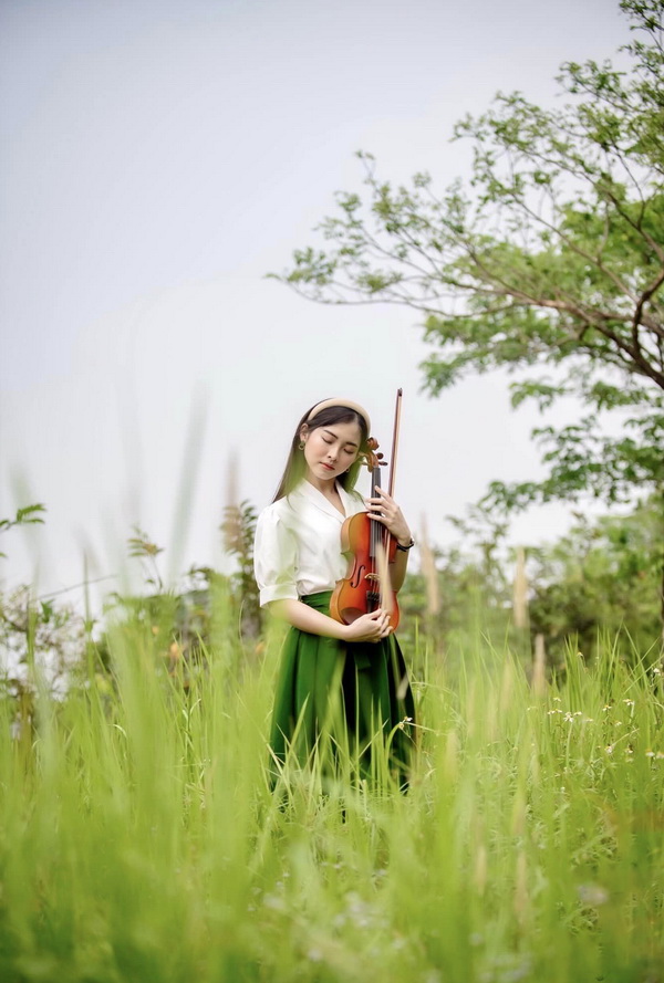 Thiếu nữ áo trắng đàn violin