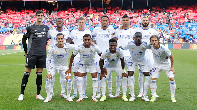 REAL MADRID C. F. Temporada 2021-22. Courtois, David Alaba, Kroos, Militao, Casemiro, Benzema. Lucas Vázquez, Rdrygo, Vinicius, Mendy y Modric. FC BARCELONA 1 REAL MADRID C. F. 2. 24/10/2021. Campeonato de Liga de 1ª División, jornada 10. Barcelona, Nou Camp.