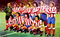 CLUB ATLÉTICO DE MADRID - Madrid, España - Temporada 1975-76 - Miguel Reina, Capón, Luiz Pereira, Marcelino, Panadero Díaz, Eusebio y Bermejo; Aguilar, Leivinha, Rubén Ayala y Salcedo - ATLÉTICO DE MADRID 3 (Bermejo, Aguilar y Salcedo), BARCELONA 0 - 19/10/1975 - Liga de 1ª División, jornada 6 - Madrid, estadio Vicente Calderón - 3º en la Liga, con Luis Aragonés de entrenador