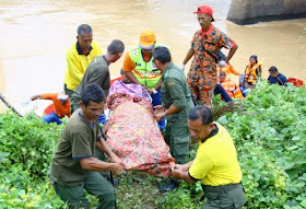 guru wanita lemas di sungai muda