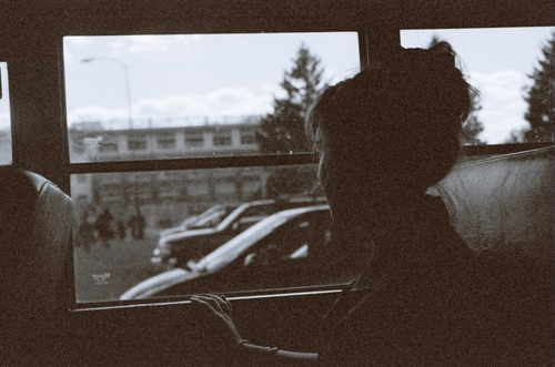 Resultado de imagen de imagen de una persona mirando la ventana de un autobus