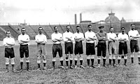 TOTTENHAM HOTSPUR F. C. - Londres, Inglaterra - Temporada 1911-12 - El 27 de abril de 1912 el TOTTENHAM HOTSPUR F. C. y el entonces llamado WOOLWICH ARSENAL se enfrentaron en el tradicional derby del norte de Londres