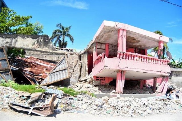 El sur de Haití sigue bajo los escombros un mes después del terremoto