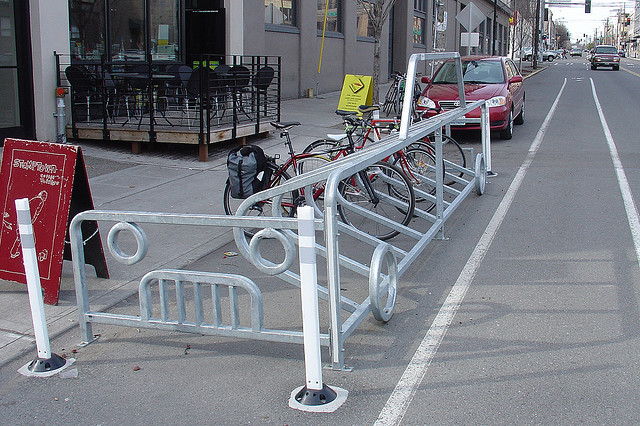 Cafeteria usa espaço para estacionar bicicletas