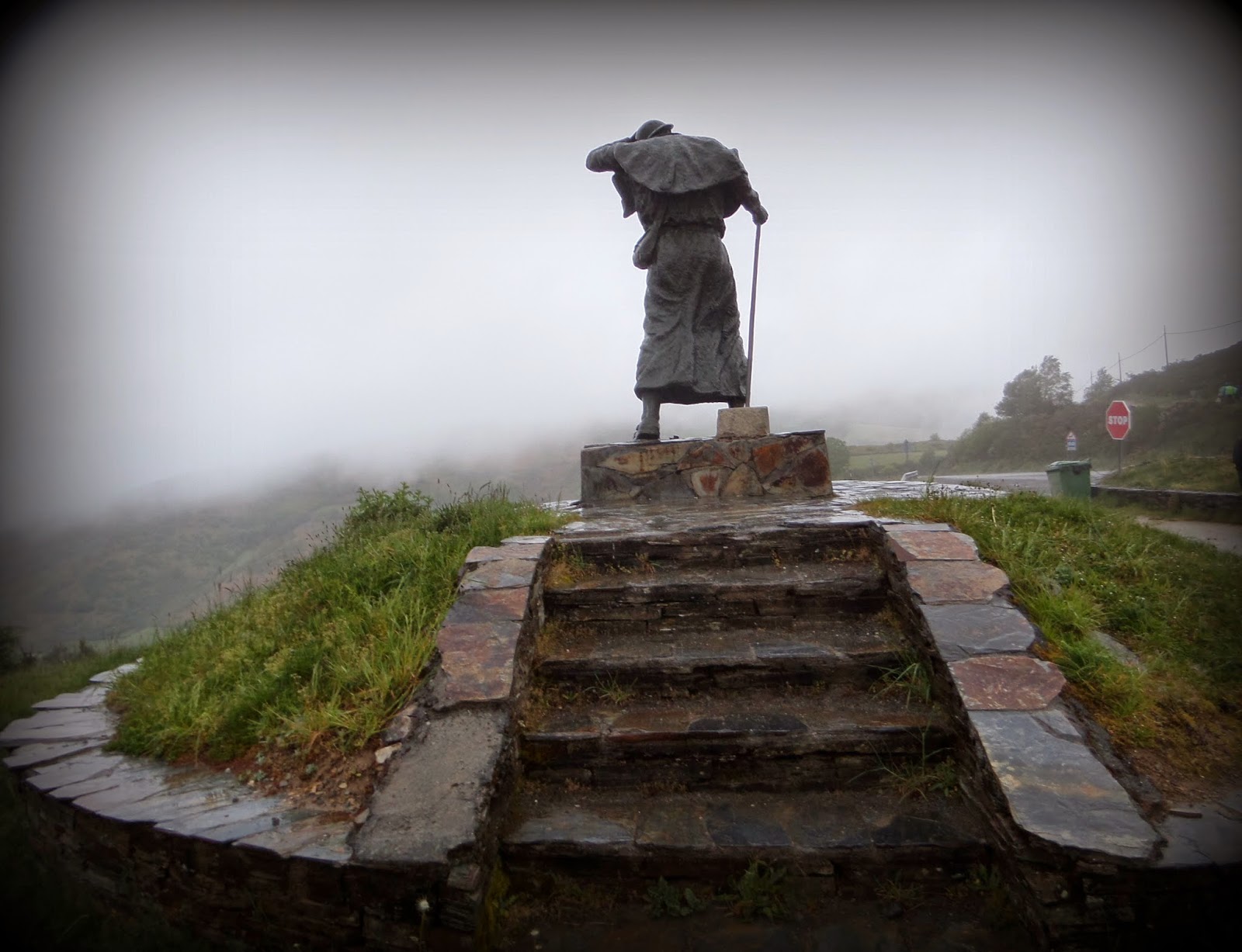 La estatua al peregrino en el alto de San Roque. O'Cebreiro