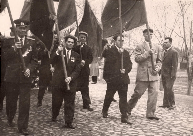 Викладачі Лохвицького педучилища на параді (1960-ті)