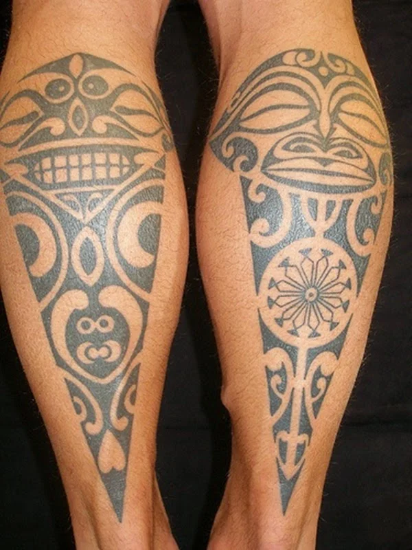 tatuaje maori en hombre, tatuaje tradicional polinesio para hombre