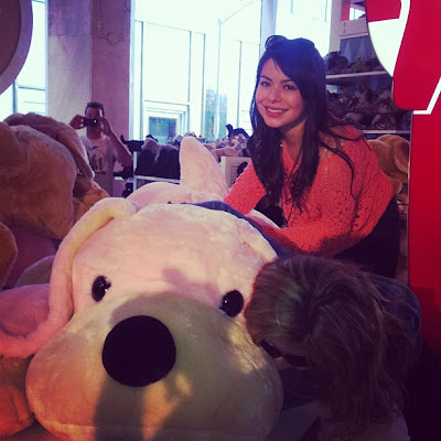 Miranda Cosgrove bella ShurKonrad Flawless iCarly Peru FAO Schwartz