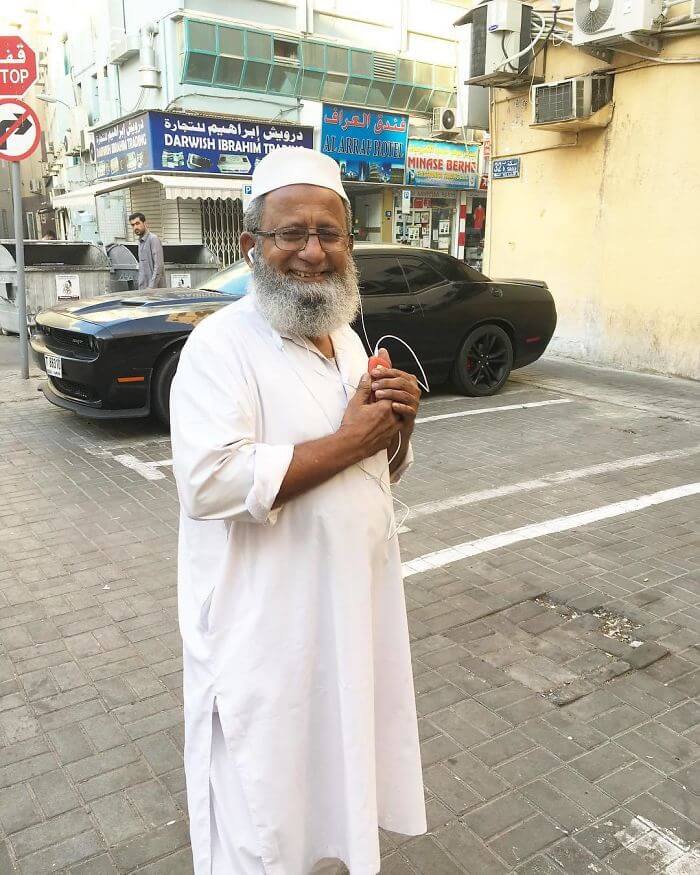 30 Heartwarming Photos That Restored Our Faith In Humanity - I Saw This Beautiful Man Holding A Phone With Both Hands Looking At The Screen, Smiling.