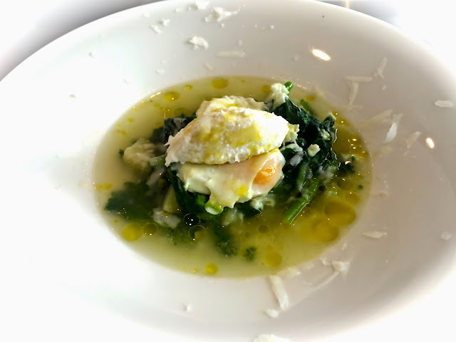 Acqua cotta di cime di rapa con ricotta e uovo in camicia