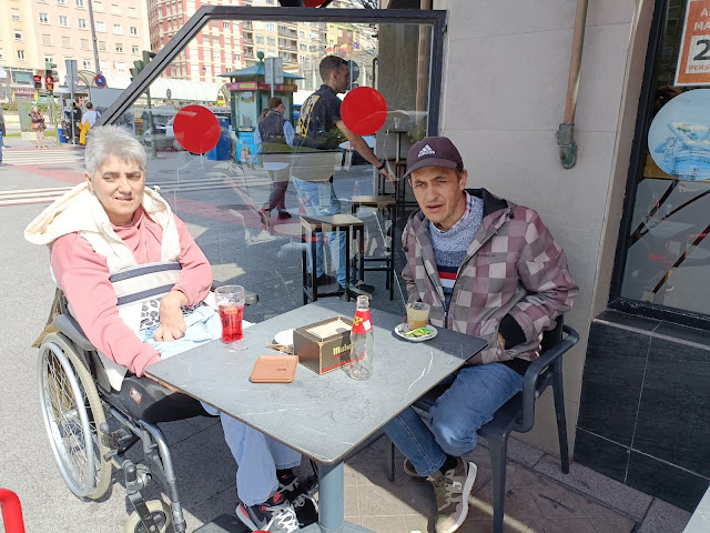 Dos personas en una terraza