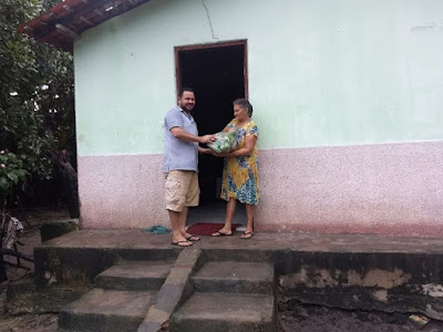 SANTANA DO MARANHÃO: Líder político Márcio Santiago distribui cestas básicas para famílias carentes da Zona Rural