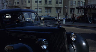 Steve McQueen al ir a cruzar la calzada pasa junto a una toma de riego pintada con los colores de mi Alicante que es lo más bonito del mundo OLE