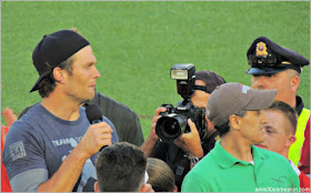 Tom Brady en un Partido Benéfico en el Estadio de Harvard