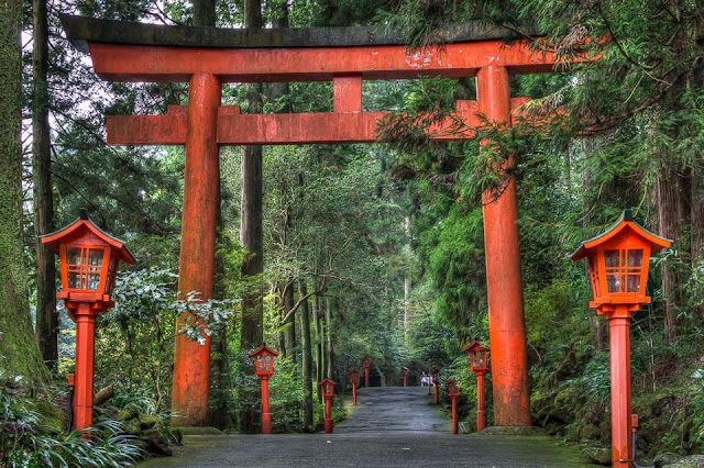 Hakone được xem là vùng đất linh thiêng nhất của tín ngưỡng thần núi vùng Kanto, vì thế nó được nhiều người biết đến như một nơi cư ngụ của nhiều vị thần, chứa nhiều năng lượng tích cực. Đền Hakone trên bờ hồ Ashi thuộc thị trấn Hakone (Kanagawa) còn được gọi là Hakone Gongen nổi tiếng là nơi cầu nguyện điều lành, đặc biệt là cầu duyên lành. Nơi này có cổng Torii nằm trước một khu rừng già để tưởng niệm hòa bình. Màu đỏ khiến nó nổi bật giữa một vùng mênh mông nước và rừng cây xanh. Những ngày trời quang, từ phía bờ kia hồ hay trên thuyền, bạn có thể ngắm cánh cổng dưới núi Phú Sĩ ẩn hiện sau đám mây trắng nên thơ, rất đẹp.