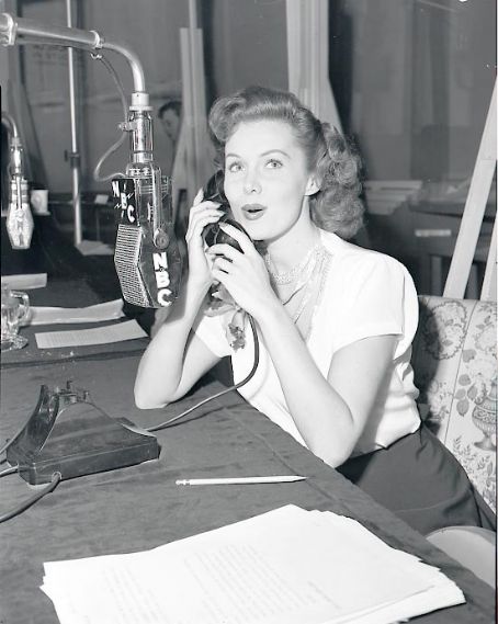 Actresses calling on the phone 