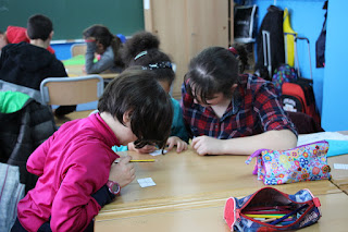 Alumnos de ESO de Cruces y de Infantil de Juan Ramón Jiménez aprenden juntos matemáticas